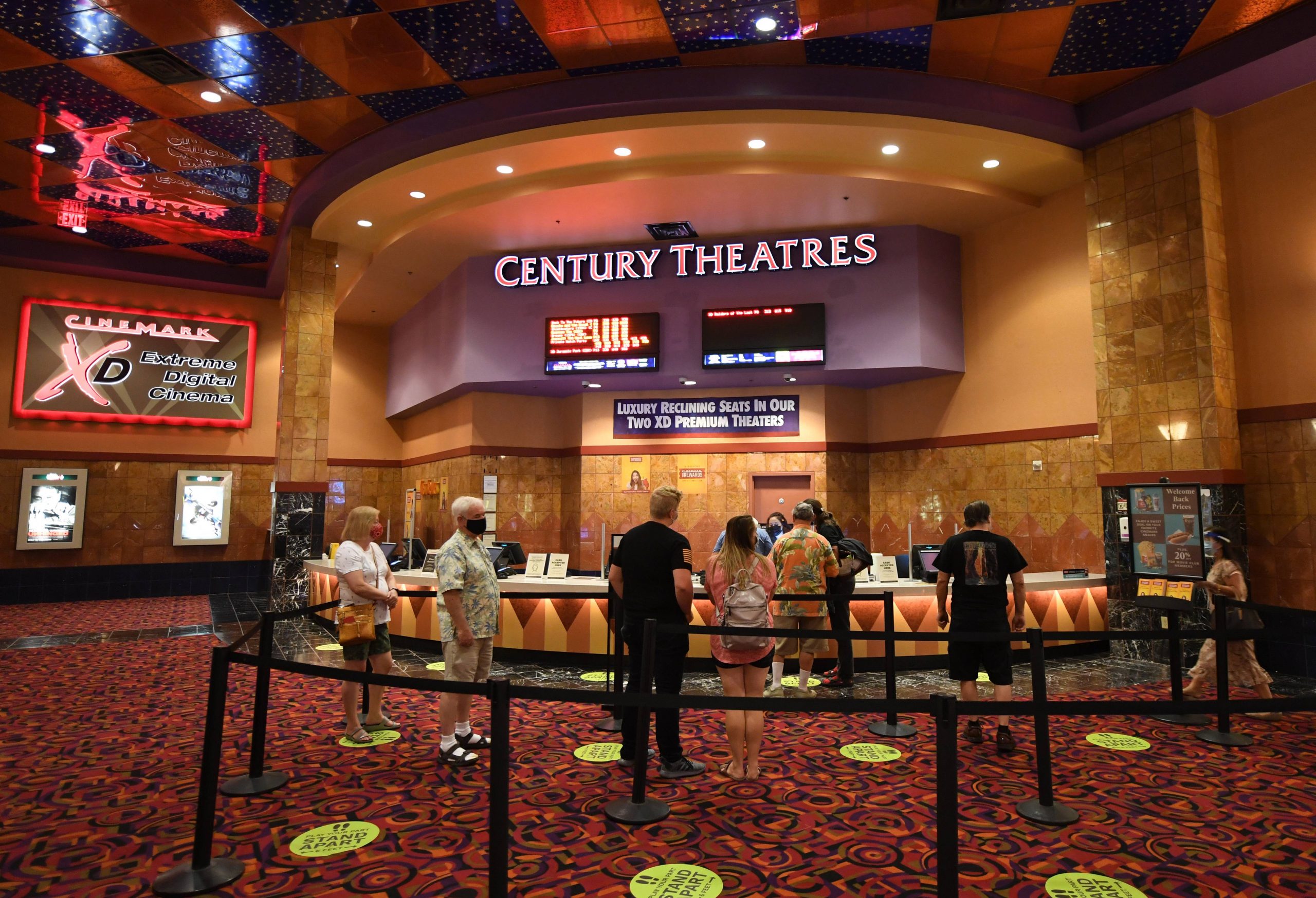 Nos EUA, espectadores retornam timidamente às salas de cinema