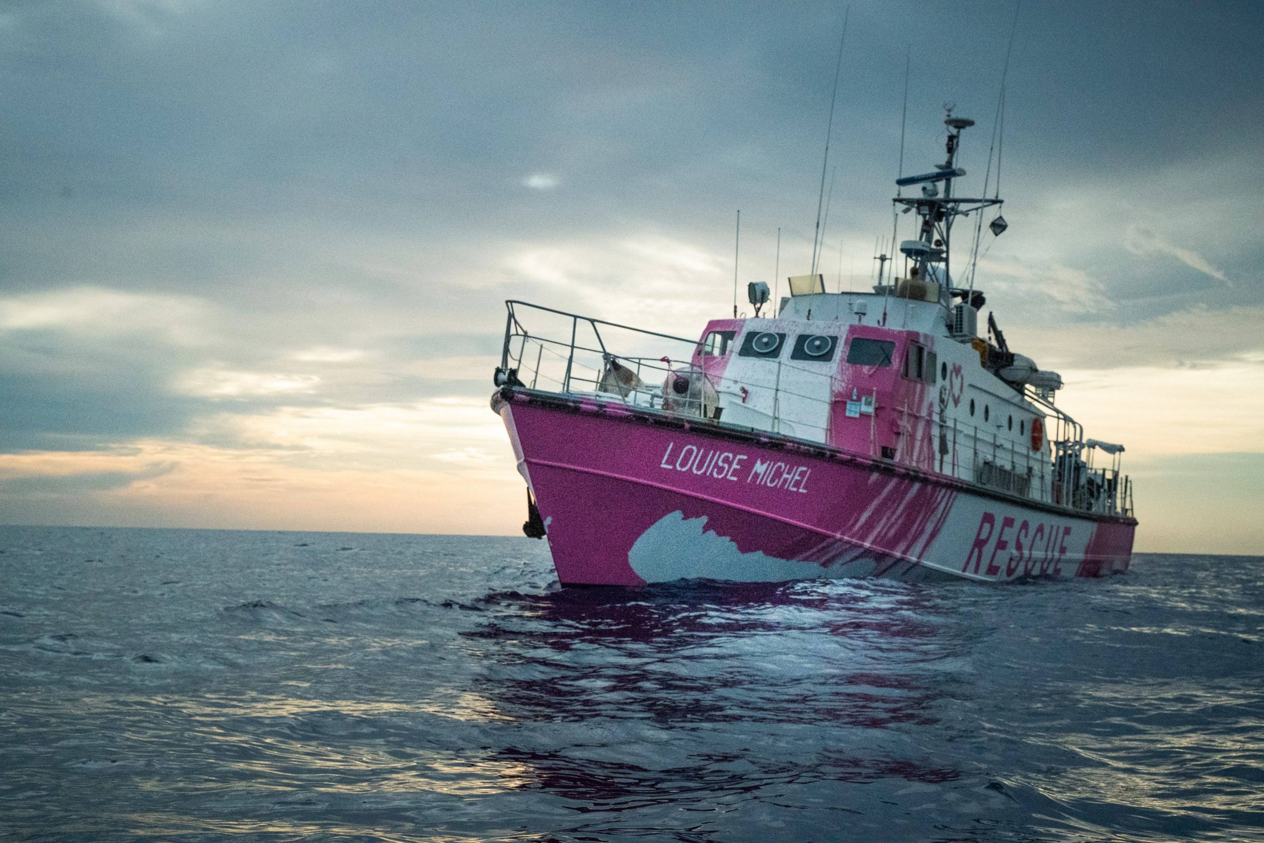 Banksy financia barco para resgatar refugiados no Mediterrâneo