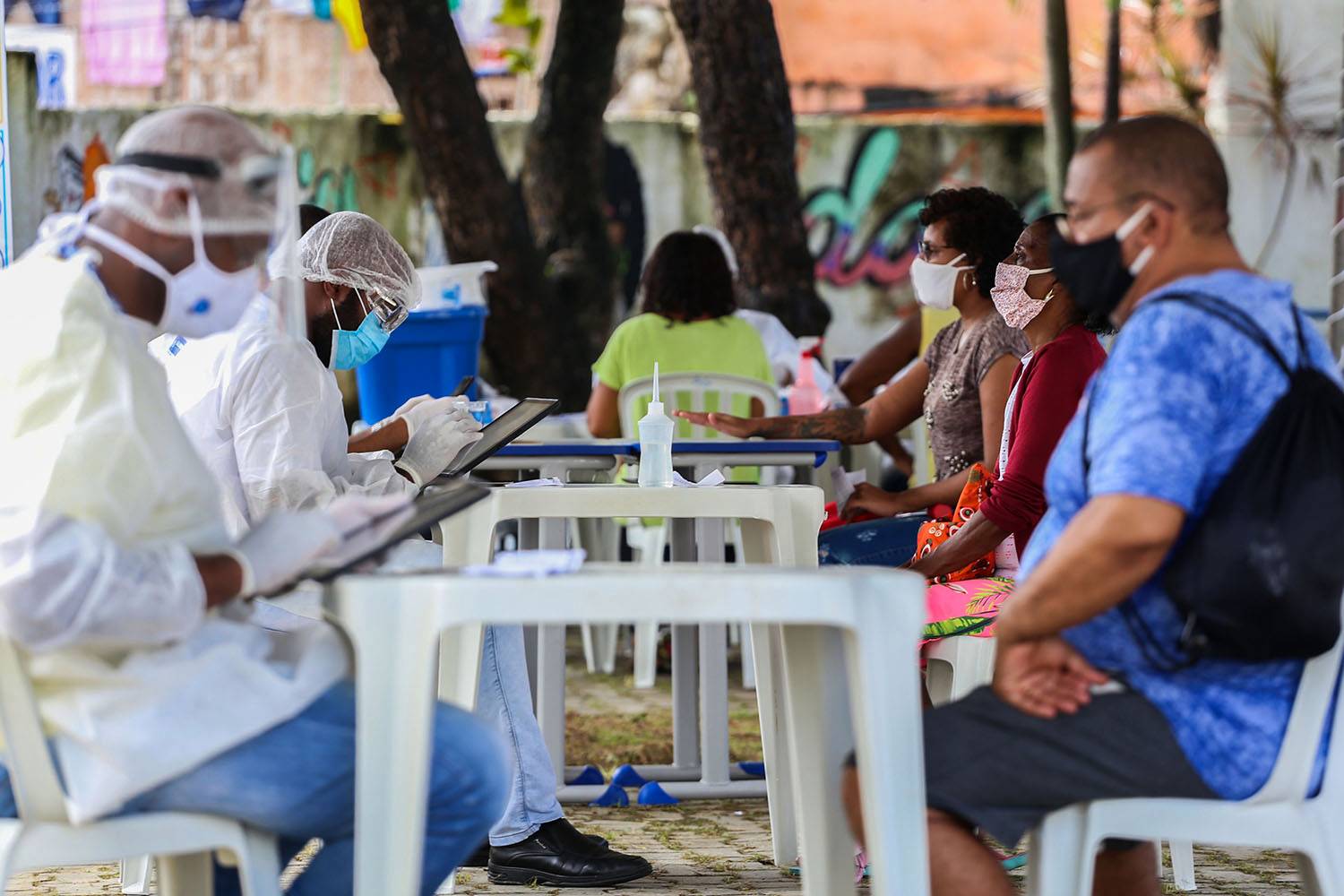Coronavírus: Brasil tem menor média móvel de casos dos últimos 3 meses