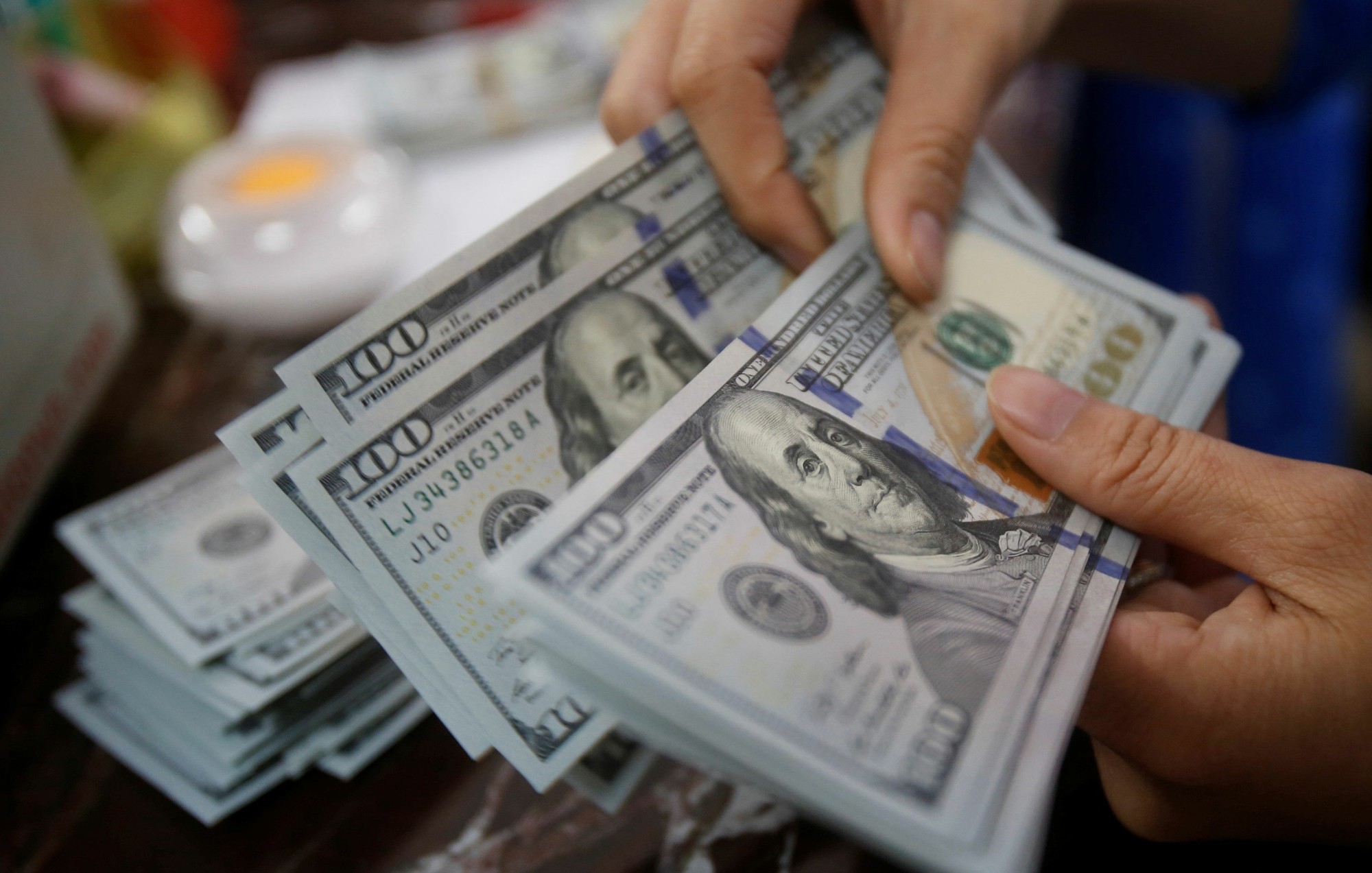 Dólar tem volatilidade, negociado ao redor de R$ 5,65