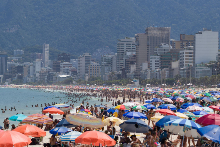Praias do Rio registram aglomeração em domingo de calor