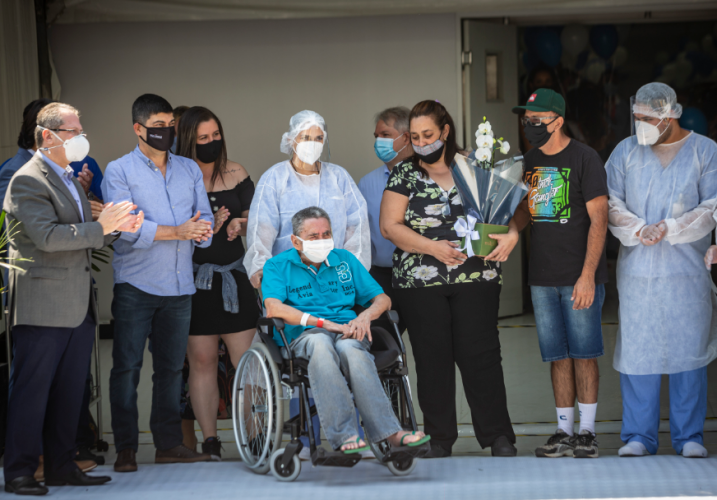 Sob aplausos, Hospital de Campanha Ibirapuera dá alta ao último paciente neste sábado