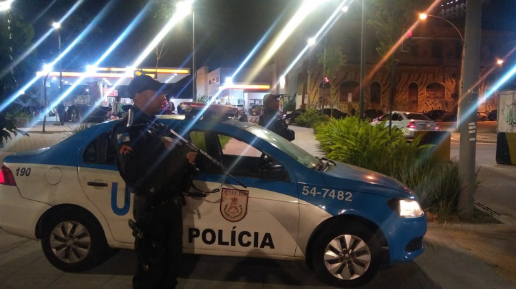 Rio de Janeiro: Policiais impedem assalto e libertam nove reféns de estabelecimento