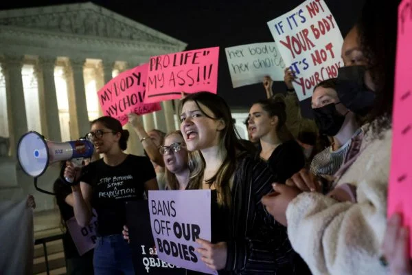 Grupos pró e contra o aborto tomam frente da Suprema Corte dos EUA￼