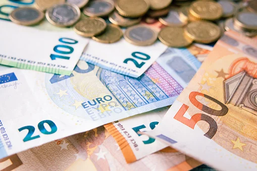 Euro passa a valer menos que 1 dólar pela primeira vez em 20 anos