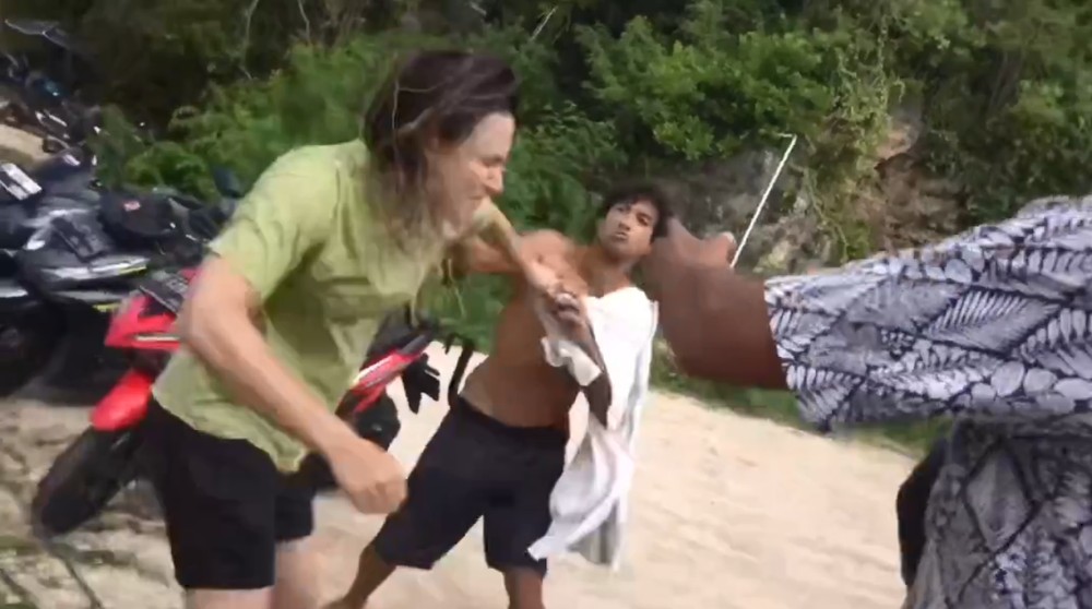 Vídeo mostra surfista brasileiro agredindo norte-americana por causa de onda em Bali