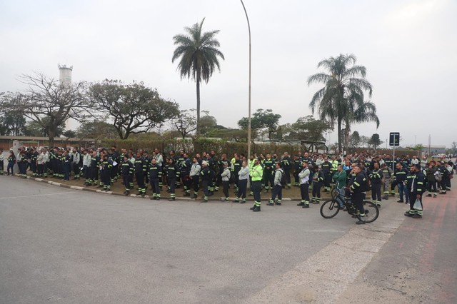 Protesto de trabalhadores da Tenaris, em Pinda, cobra negociação de PLR