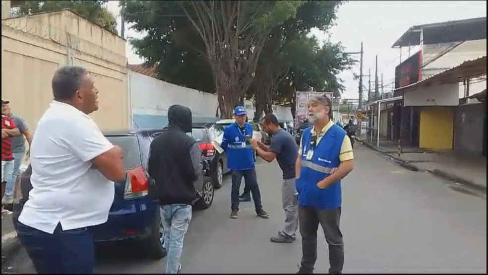 Zito, ex-prefeito de Duque de Caxias, bate-boca com agentes do Detran em blitz na porta de casa