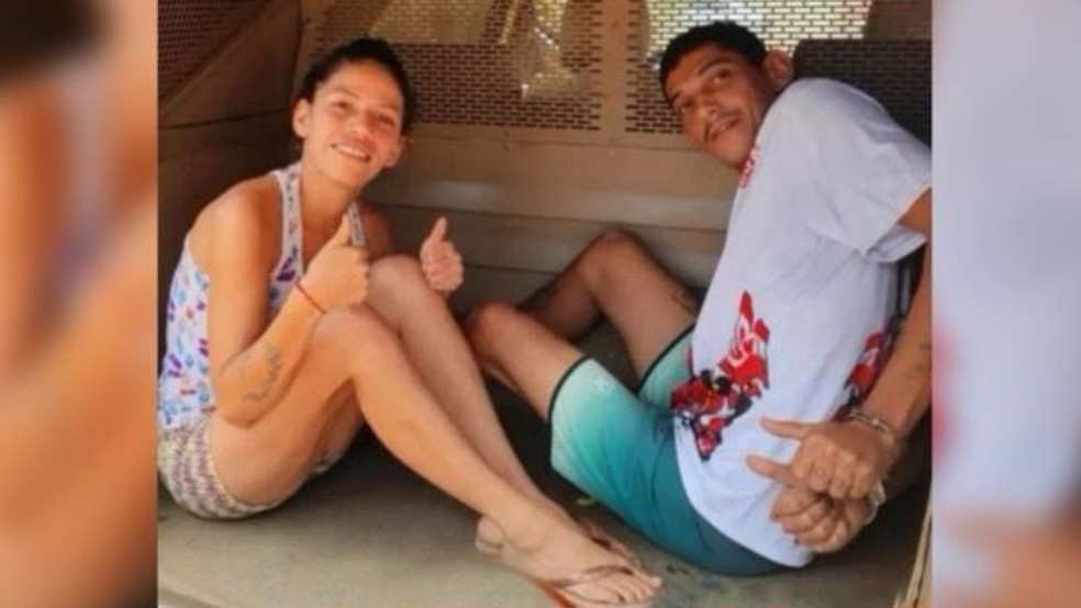 Casal sorri e faz joinha para foto enquanto é preso com 30 quilos de droga no Ceará