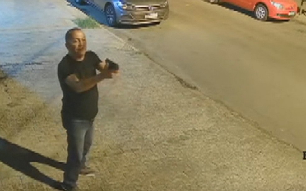 Vídeo mostra quando diretor de presídio em Goiás ameaça motorista com arma