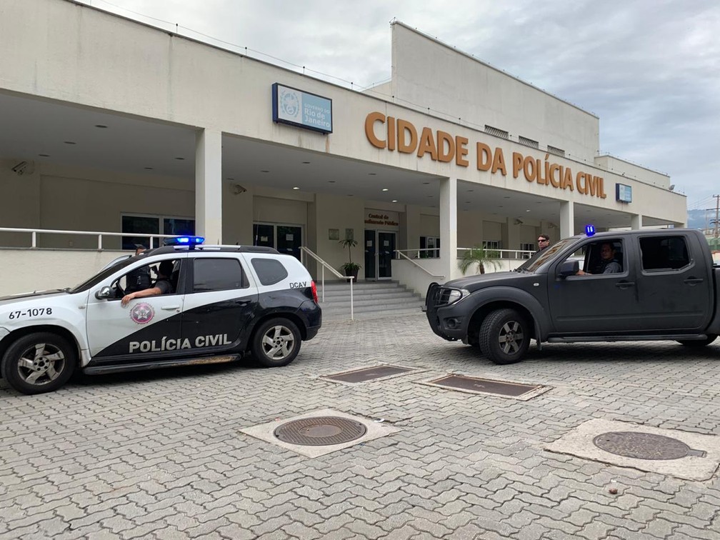 MPRJ e Corregedoria prendem 2 policiais por arrombar casa de entregador para furtar; até aliança de ouro foi levada