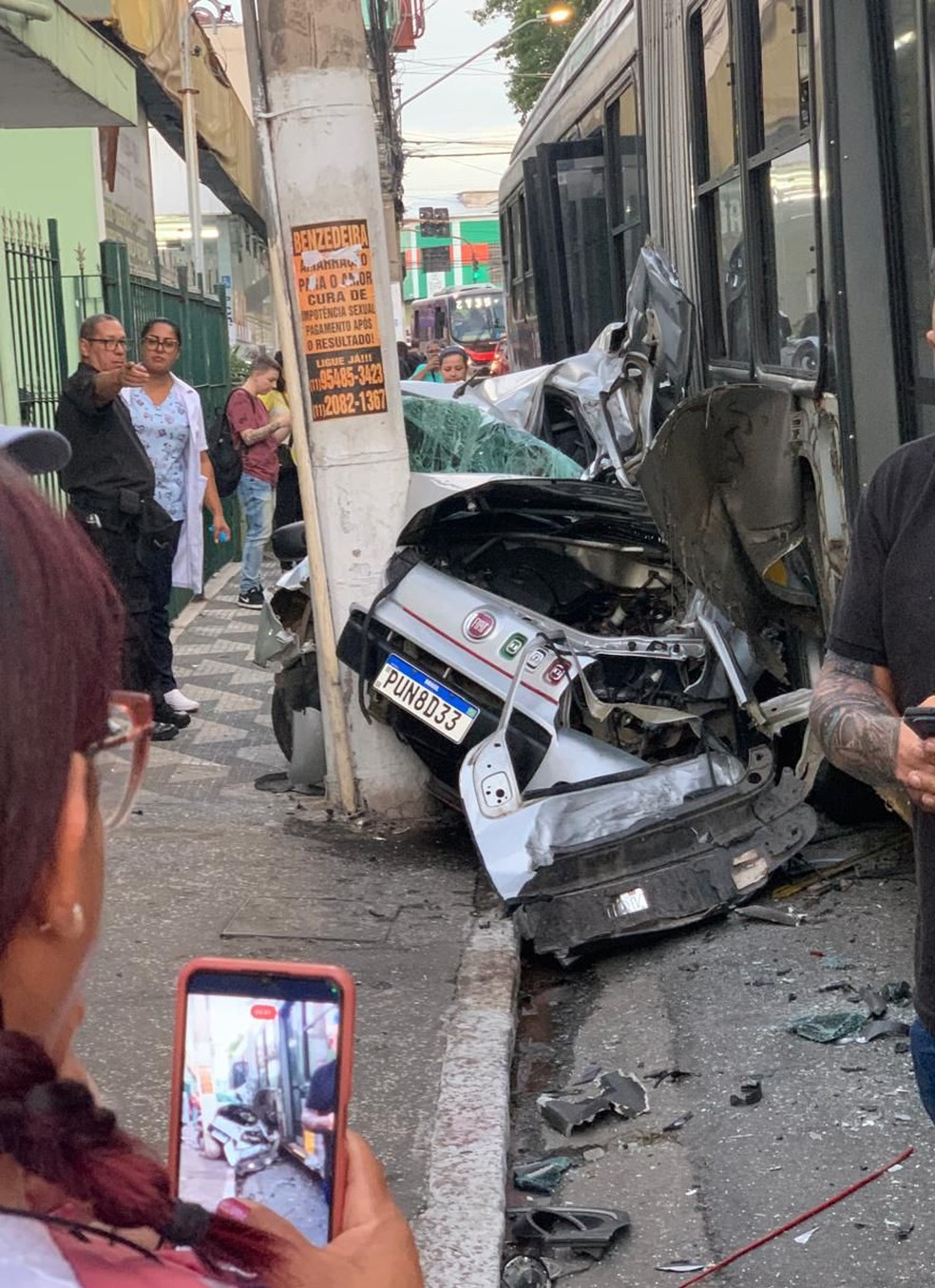 O motorista de ônibus, que esmagou um carro estacionado em local proibido, sofreu um mal súbito. O condutor conseguiu escapar do acidente apenas 30 segundos antes.