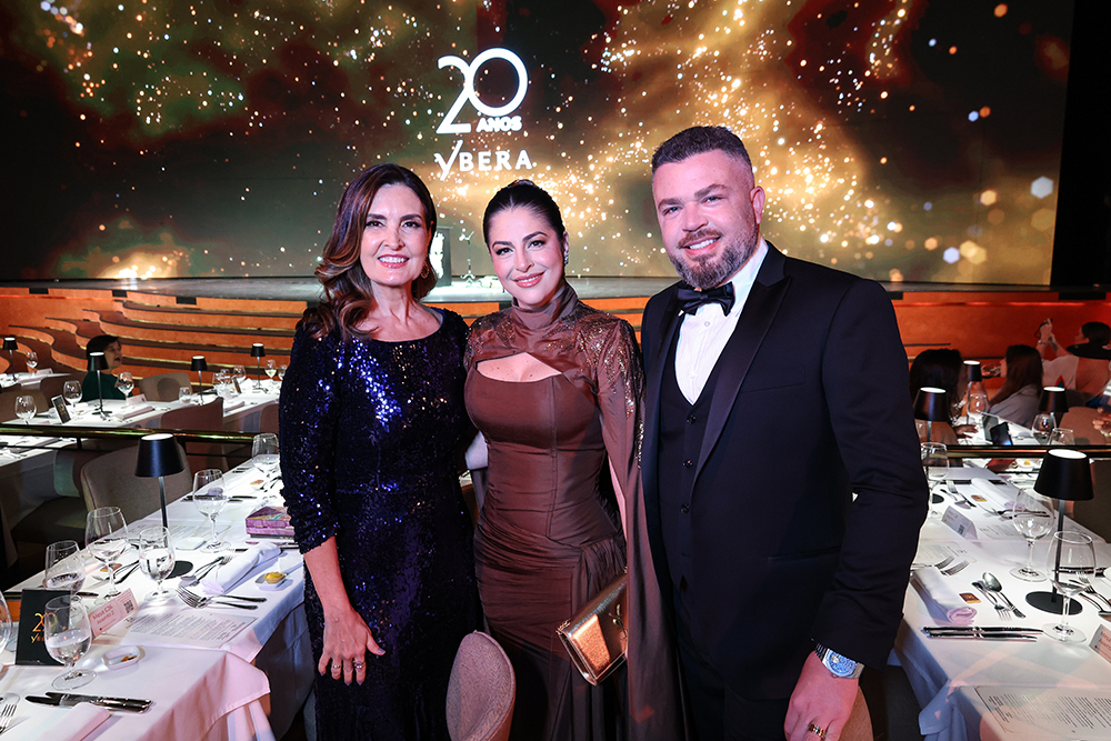 Fátima Bernardes marca presença em luxuosa festa de 20 anos da Ybera no Rio de Janeiro