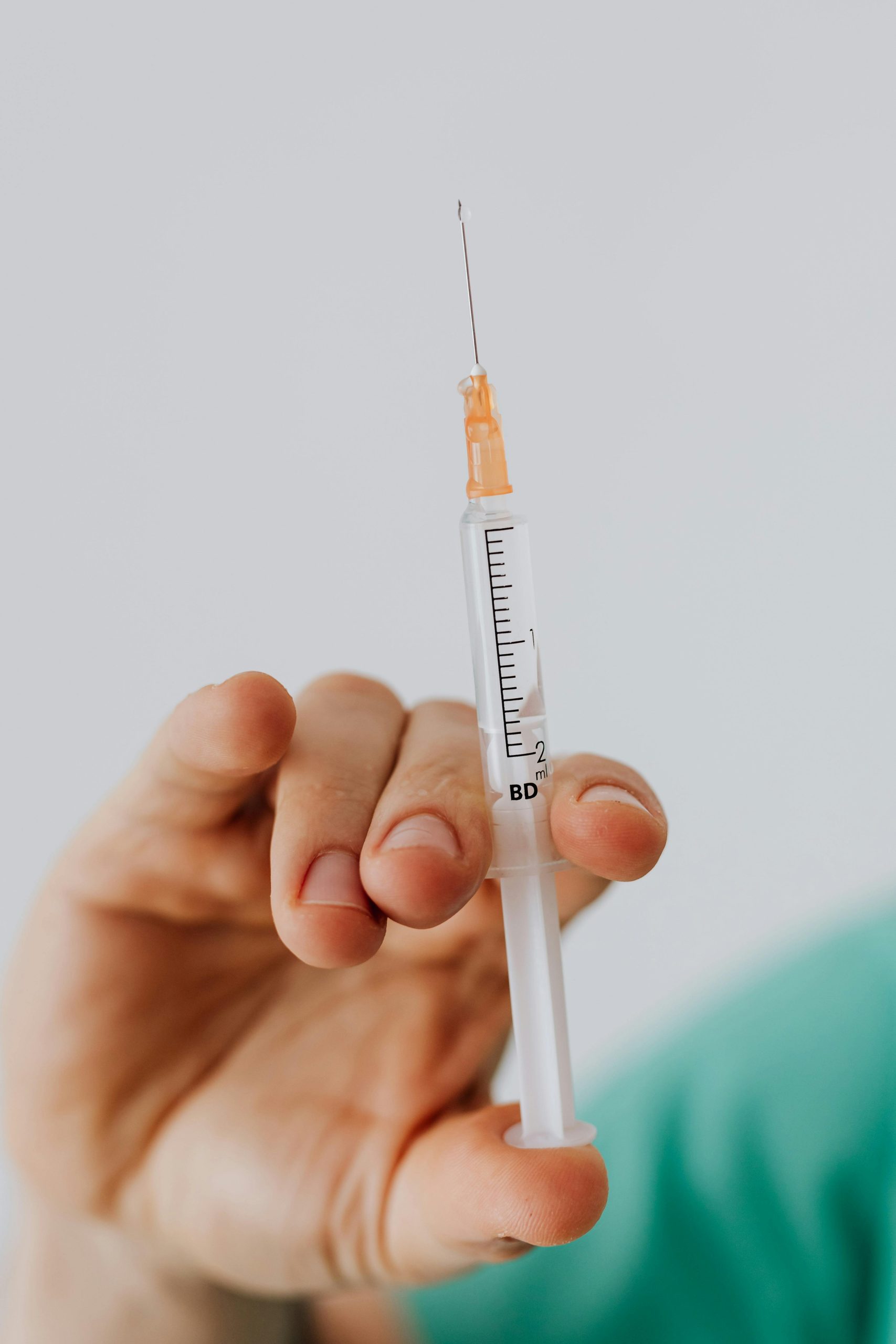 Vacinas contra gripe e Covid reduzem risco de infarto e AVC, indicam estudos