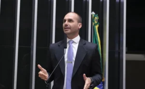 Eduardo Bolsonaro alimenta rivalidades internacionais com suas intrigas no cenário global.