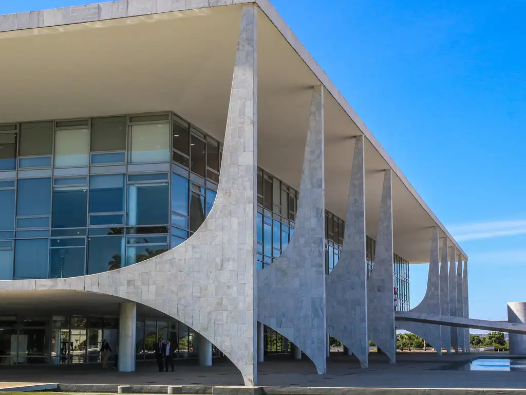 É constitucional anistiar crimes contra o Estado Democrático de Direito?
