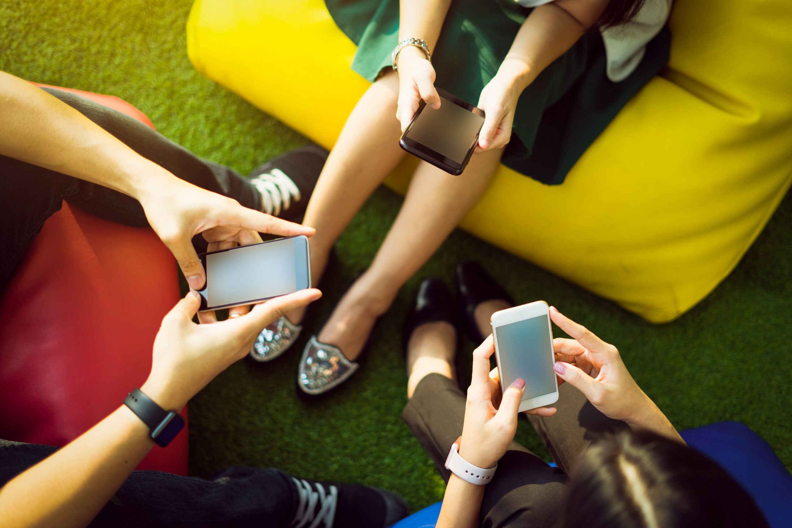 5 motivos que estimulam o interesse dos jovens por apostas em jogos online nas férias