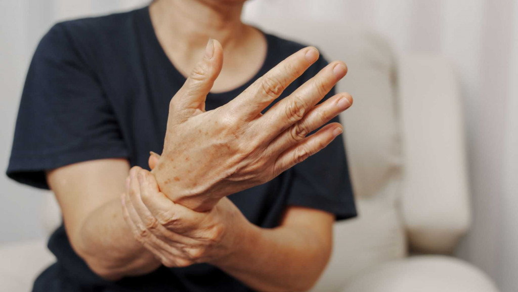 Novo tratamento promete reduzir danos às células cerebrais de pacientes com Parkinson