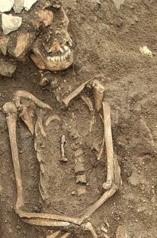 Pregos de 1.800 anos encontrados em cemitério romano levantam questões intrigantes