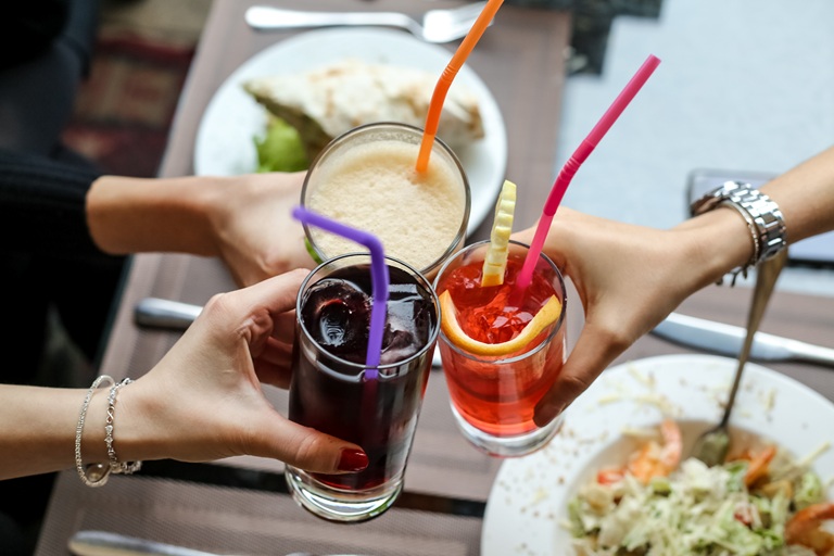 Estudo indica que consumo de bebidas açucaradas está relacionado a maior ansiedade em jovens