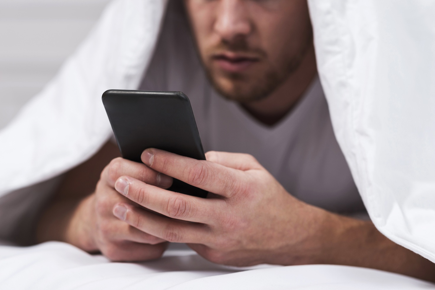 Estudo aponta que dormir com o celular prejudica a regeneração cerebral