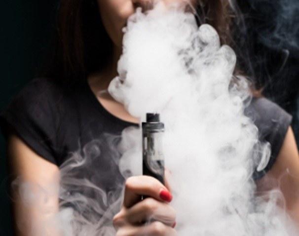 Aumento das buscas por ‘vape’ e ‘rouquidão’ acende alerta sobre impacto na saúde vocal com o uso de cigarros eletrônicos