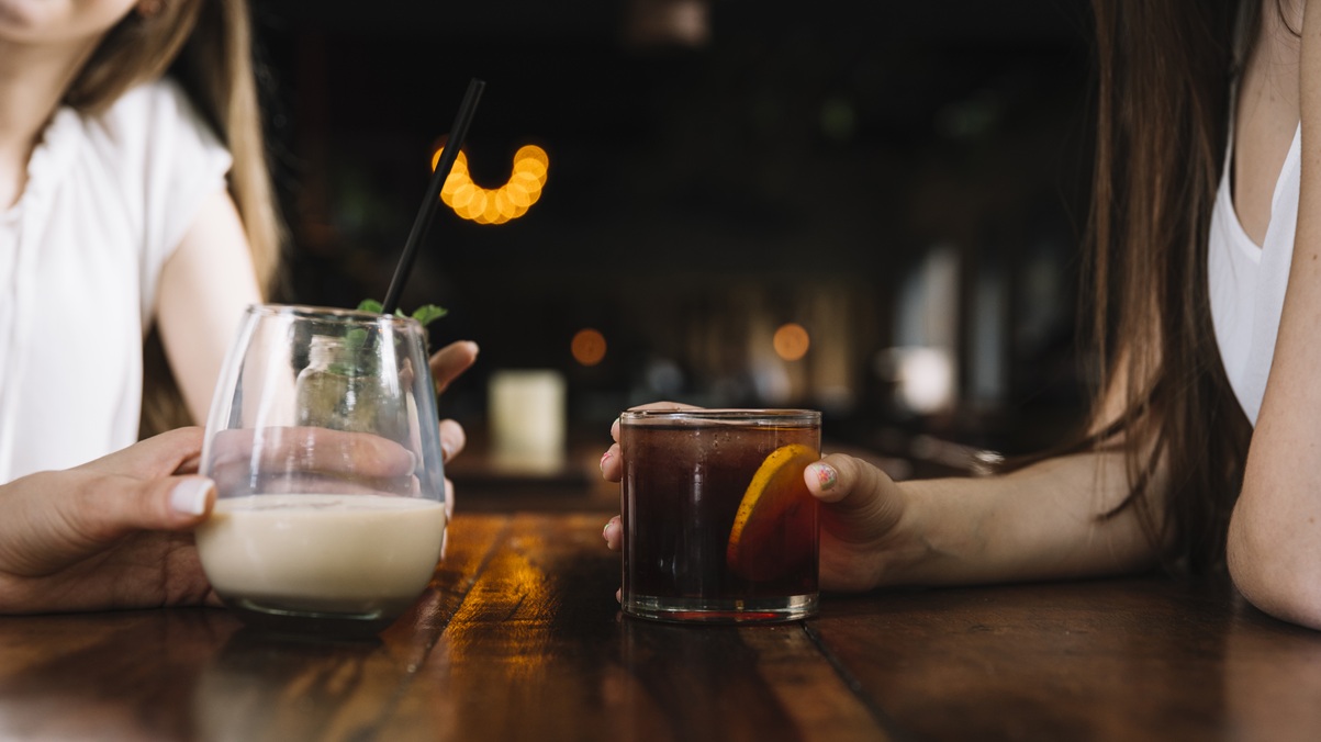 Consumo excessivo de álcool em um único dia é mais nocivo ao fígado do que a ingestão moderada diária, revela pesquisa