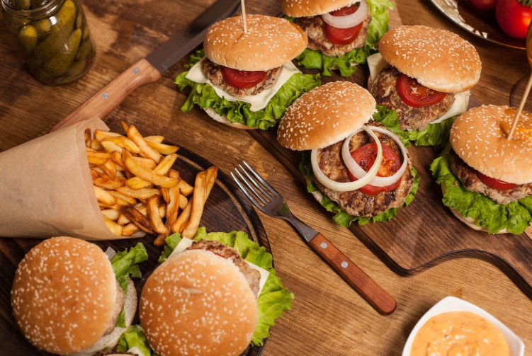 Pesquisa revela impacto no corpo após 4 dias de alimentação à base de fast food