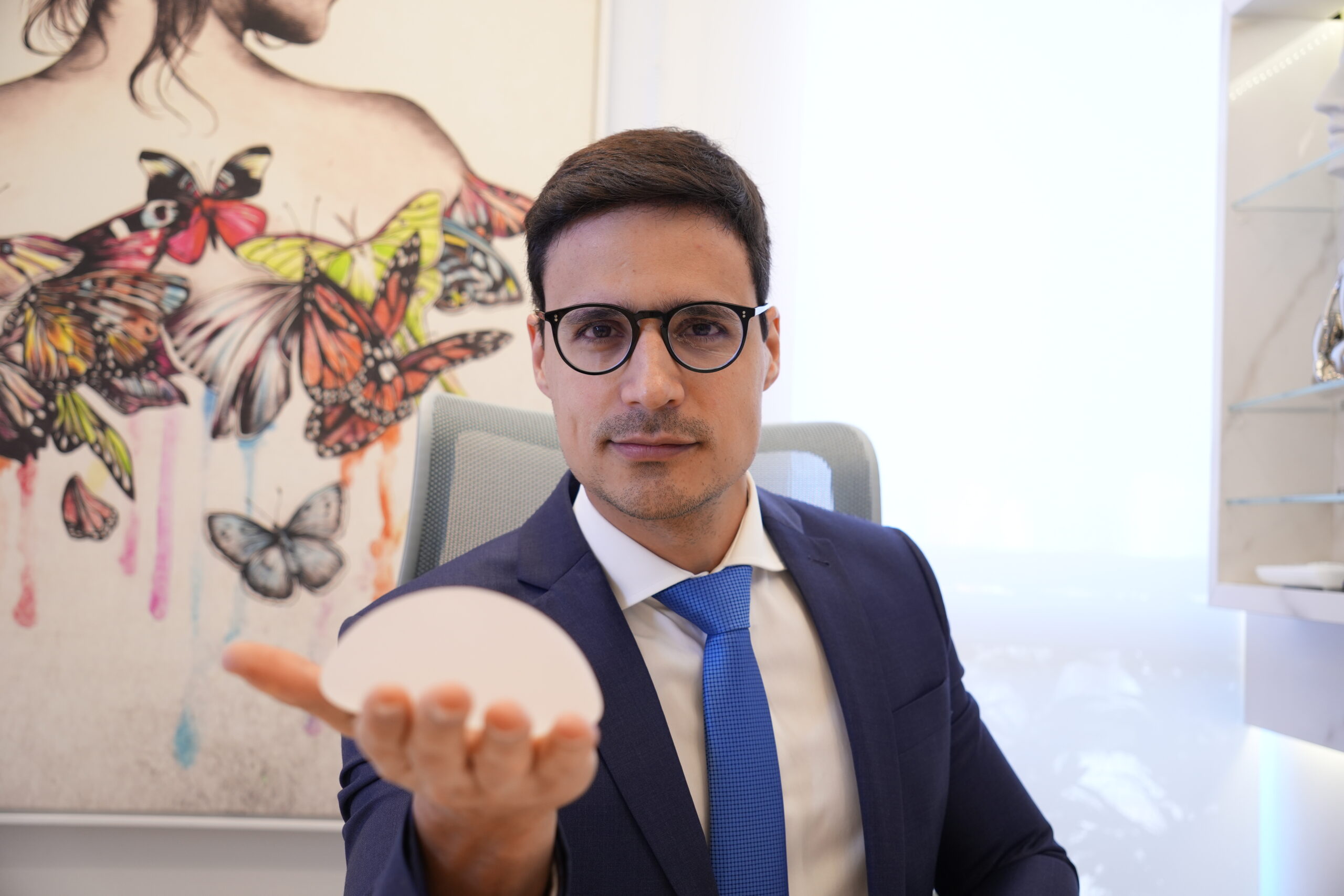 Dr. Adriano Fernandes: Especialização em Cirurgia Plástica com Excelência e Segurança