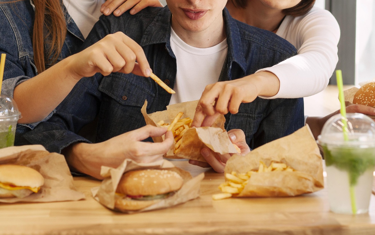 Impacto dos ultraprocessados na sensação de fome e saciedade entre adolescentes