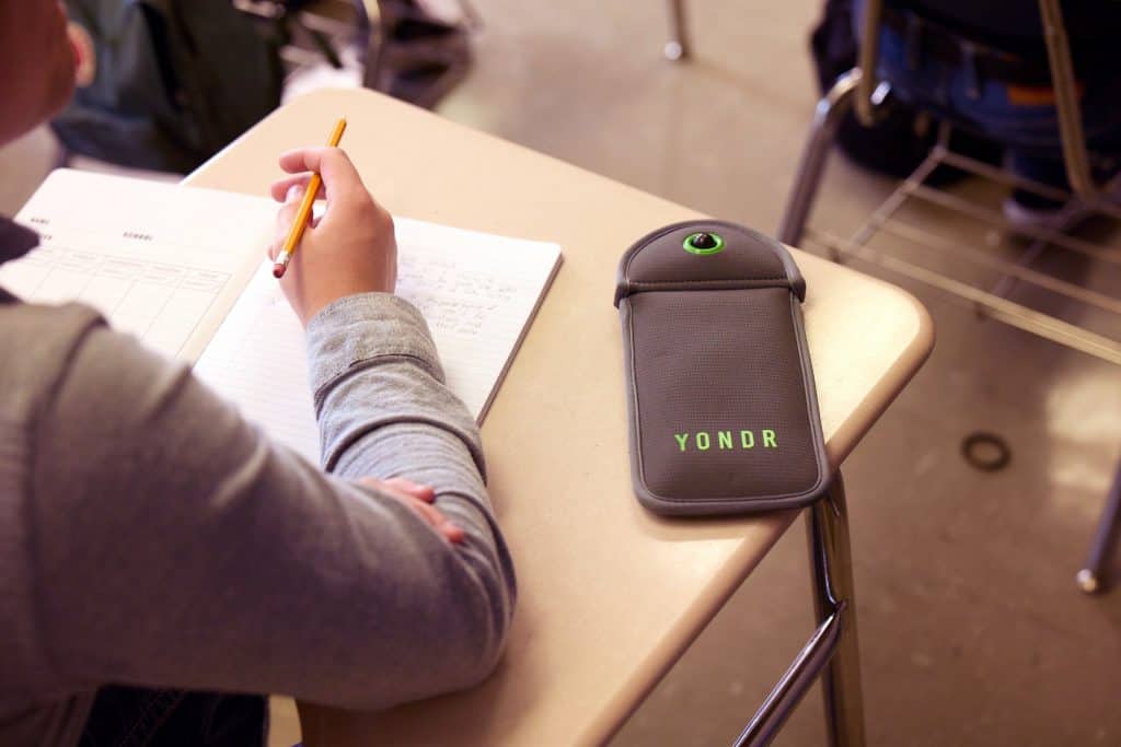 Empresas americanas adotam novas bolsas que bloqueiam sinais de celular