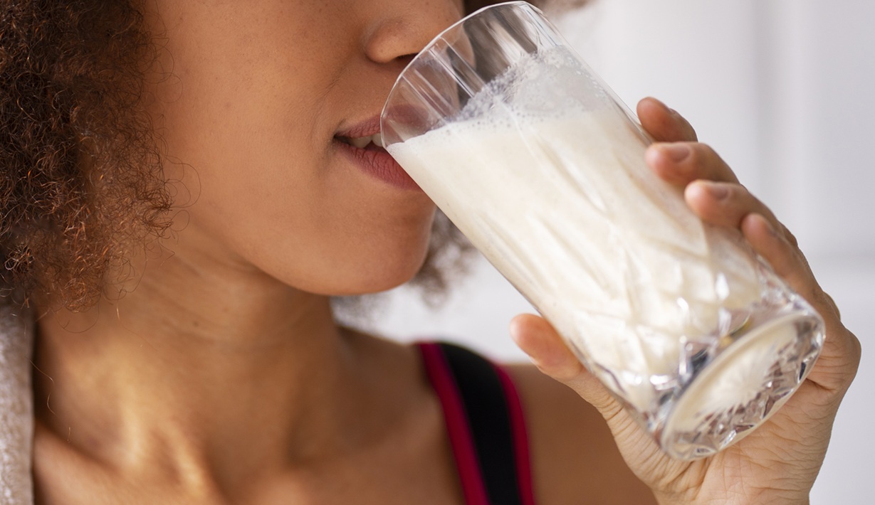 Os riscos do consumo de leite à noite para a saúde: saiba mais